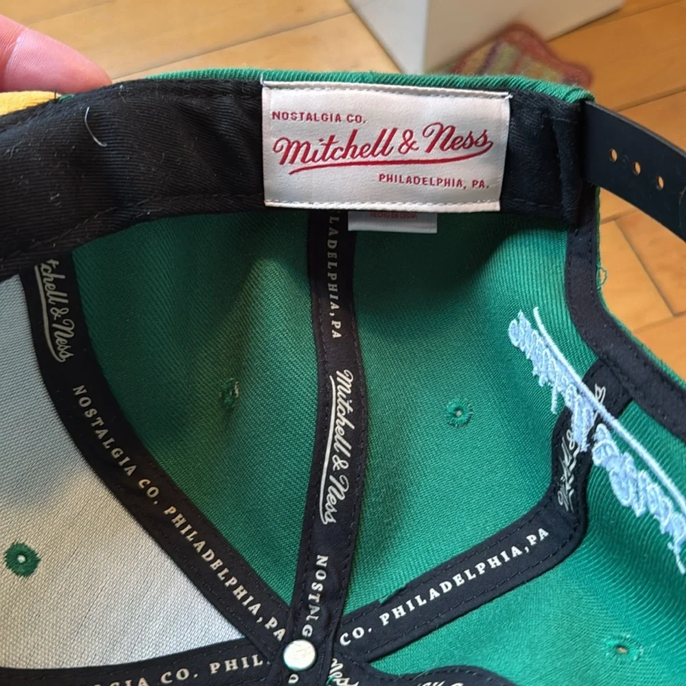 NWOT Mitchell Ness Milwaukee Bucks hat